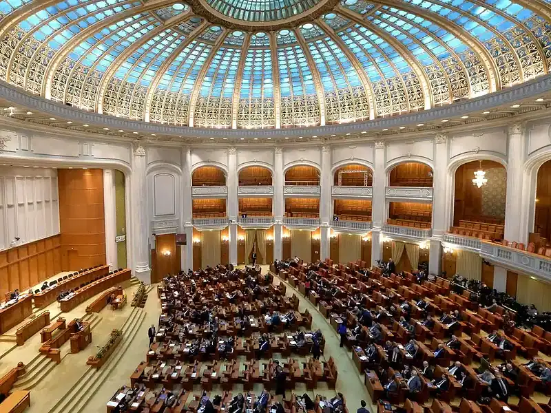 Guvernul taie din pensiile speciale pentru cei care rămân în funcții publice