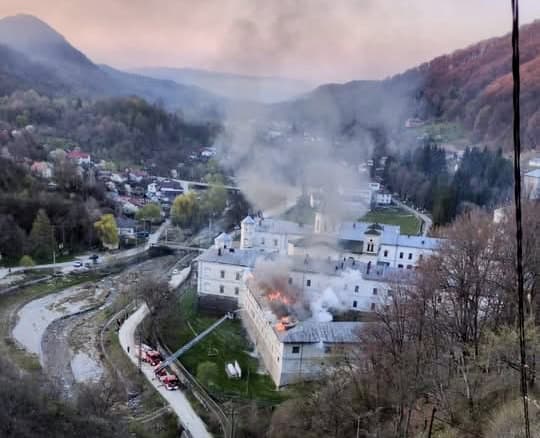 Incendiul de la Mănăstirea Bistrița a lăsat o victimă și a mobilizat forțe din trei județe