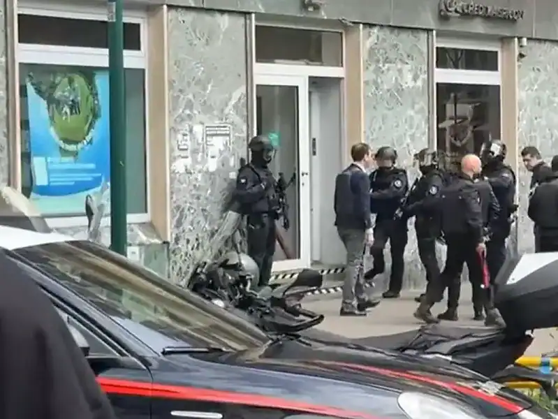 Jaful armat din Napoli s-a încheiat cu eliberarea ostaticilor după ore de tensiune