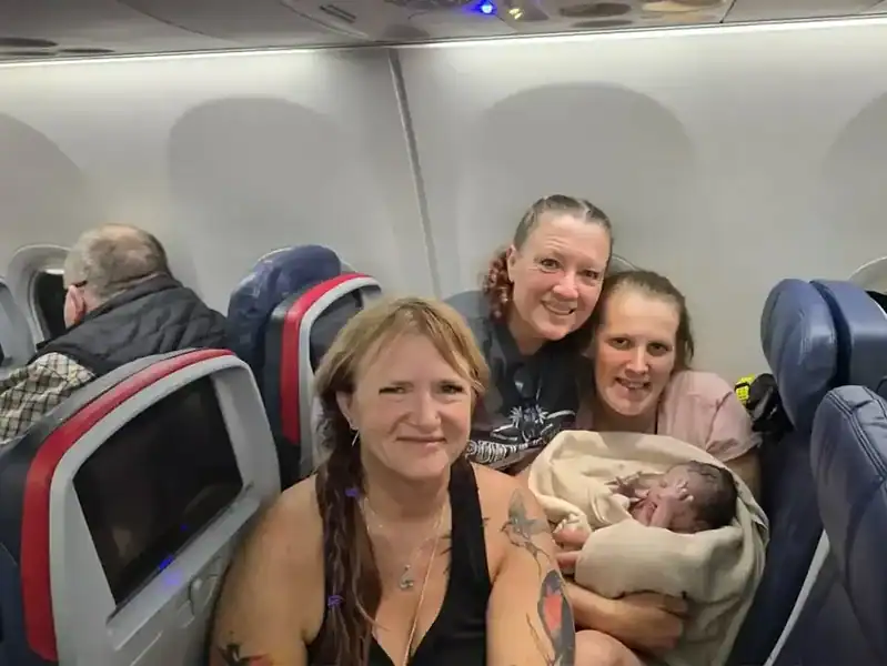 Naștere la 10.000 de metri: o femeie a adus pe lume o fetiță într-un avion