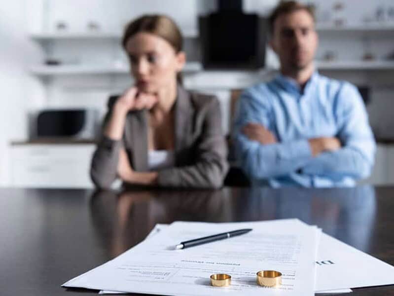 Noua lege permite foștilor soți să păstreze numele căsătoriei fără acordul partenerului