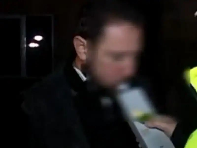 „A dat cu aghiasmă… în etilotest!” Preot, trimis în judecată după ce a explicat că vinul „era pentru împărtășanie”