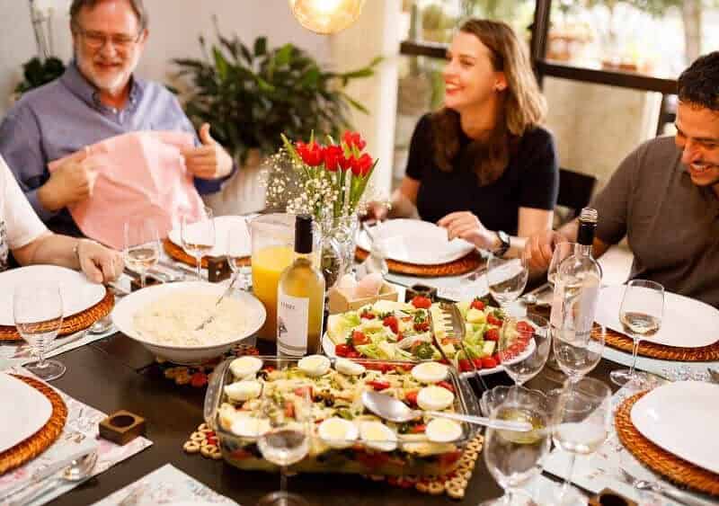 Prețurile alimentelor de Paște cresc semnificativ iar românii caută reduceri activ