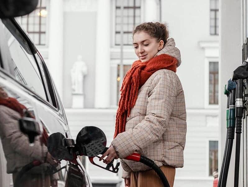 Prețurile carburanților scad semnificativ la Petrom și OMV în România