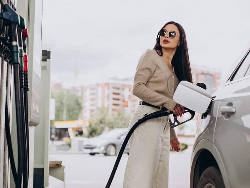 Prețurile la carburanți scad brusc în București cu diferențe semnificative între lanțuri