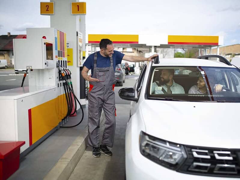 Reducerea prețului petrolului întârzie impactul la benzinăriile din România explică ministrul Energiei