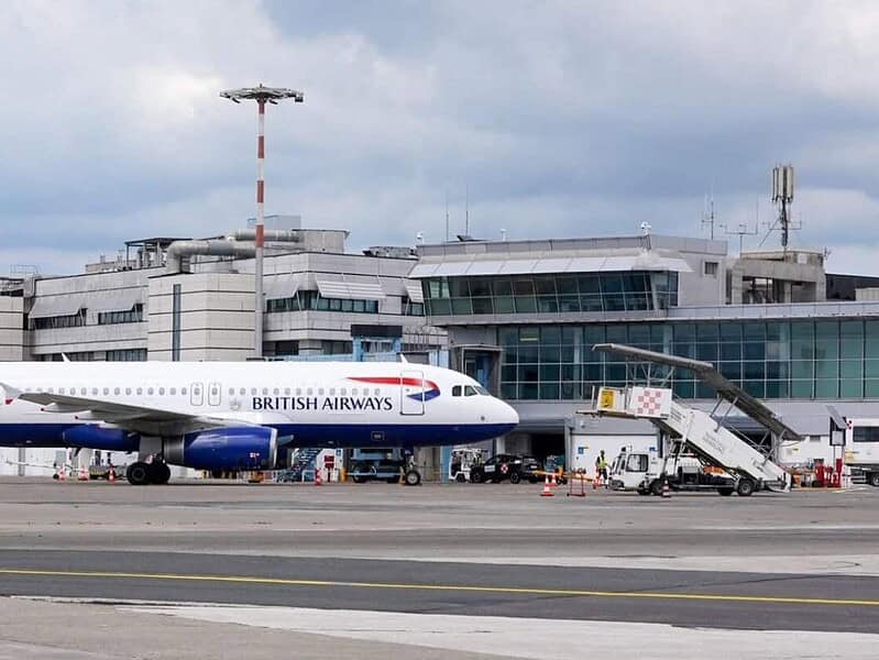 Români arestați în Italia după ce au furat parfumuri de lux din duty-free cu bilete ieftine