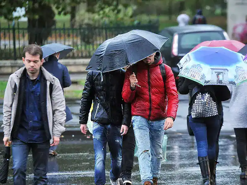 Se strică vremea: ploi, vânt și temperaturi deosebit de scăzute până duminică