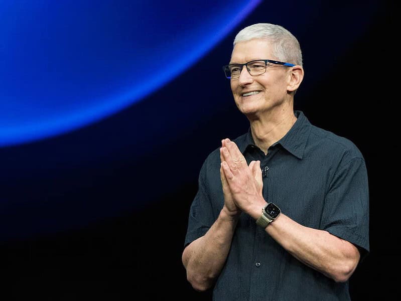 Tim Cook se retrage din funcția de CEO al Apple după 15 ani de conducere remarcabilă