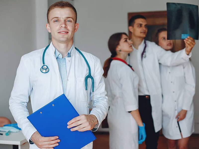 Tot mai mulți medici rezidenți din România iau în calcul plecarea în străinătate