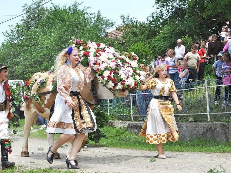 Tradiții de Sfântul Gheorghe: ce nu ai voie să faci și de ce pun românii crengi la porți