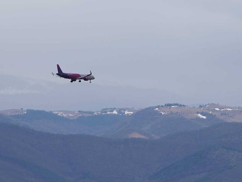Vântul puternic forțează un avion WIZZ air să rateze aterizarea la Târgu Mureș