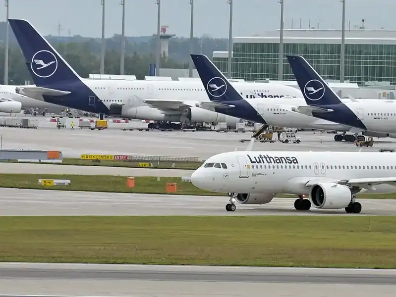 Zboruri anulate pe bandă rulantă: Lufthansa mai scoate 20.000 de curse, inclusiv din România