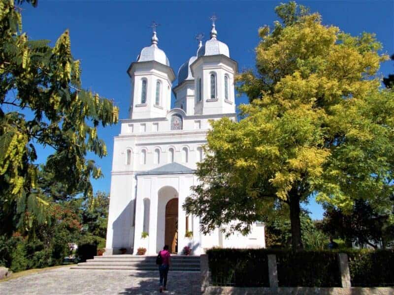 La doar câțiva kilometri de Tulcea se află una dintre cele mai spectaculoase mănăstiri din Dobrogea. Povestea locului care atrage tot mai mulți turiști și pelerini / foto