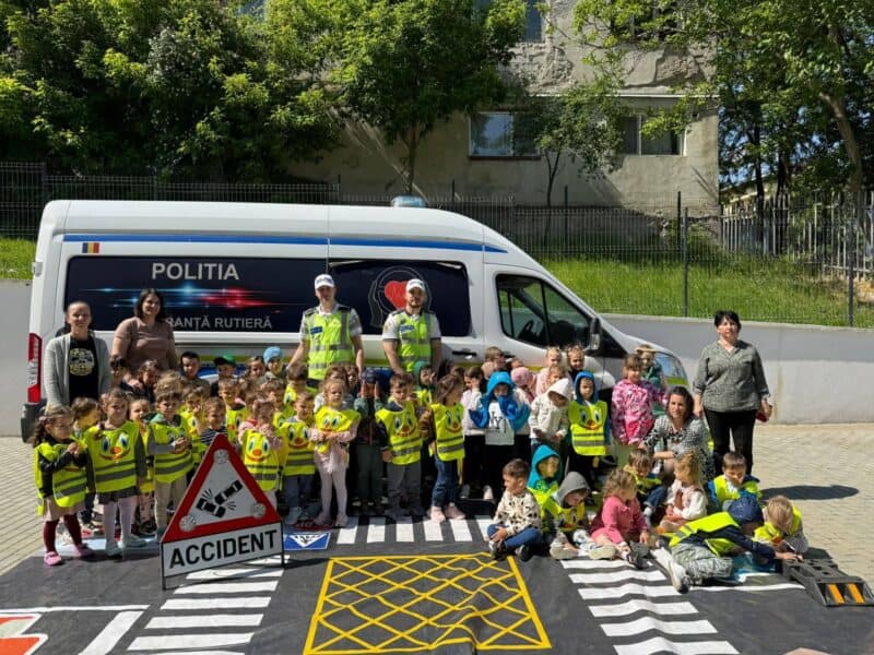 Sute de copii din Tulcea au participat la lecții interactive de siguranță rutieră alături de polițiști / foto