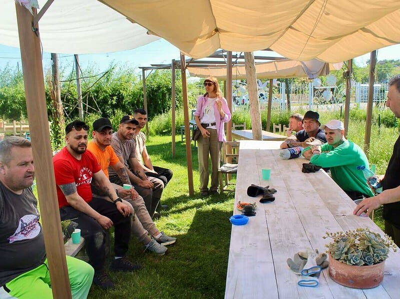 Nouă deținuți din Tulcea au participat la o acțiune de ecologizare într-o localitate din județ / foto