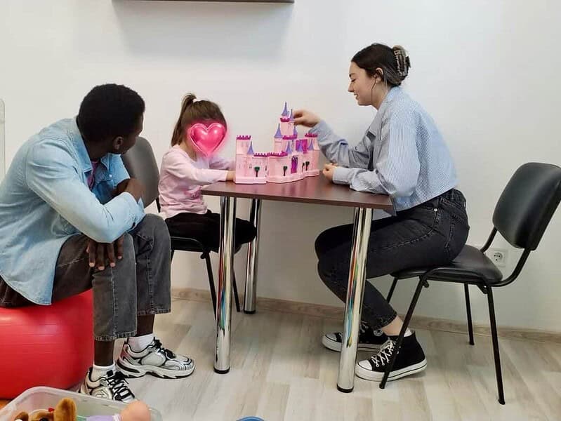 Ahmat a crescut capre în Sahara și acum îi ajută pe copiii cu autism din Sibiu să numere și să învețe culori: “Vreau să rămân aici” / foto