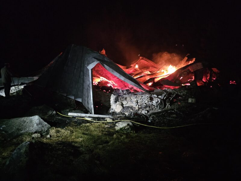 Cabana Gențiana din munții Retezat, distrusă într-un incendiu / foto