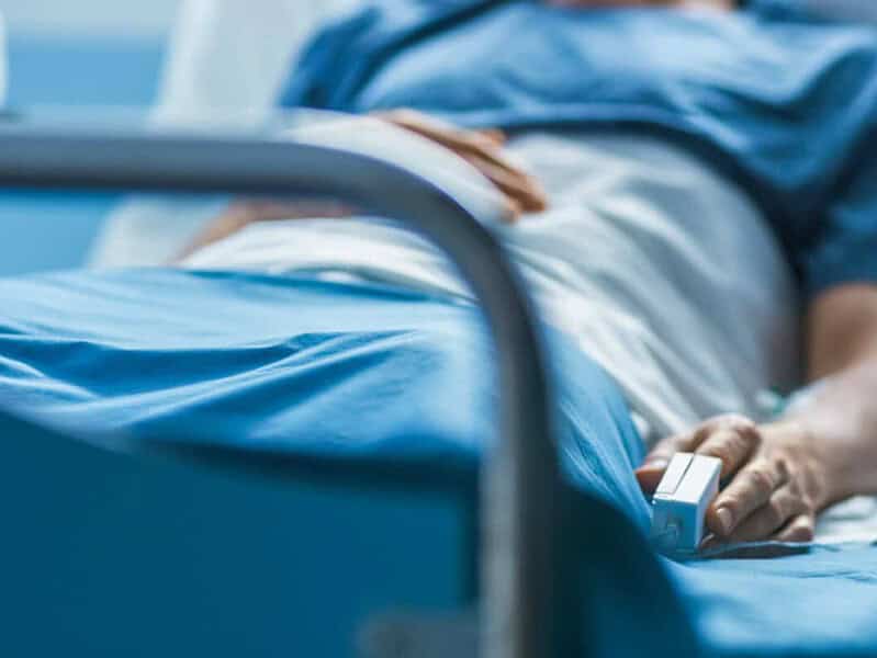 Caz medical incredibil: un bărbat cu o macetă înfiptă în cap s-a jucat pe telefon în așteptarea medicilor