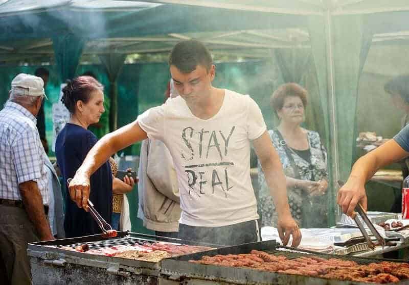 De ce mâncăm mici de 1 Mai: povestea din spatele celui mai popular obicei