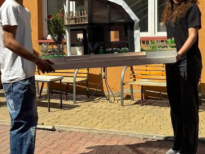 foto cei 2 elevi si macheta