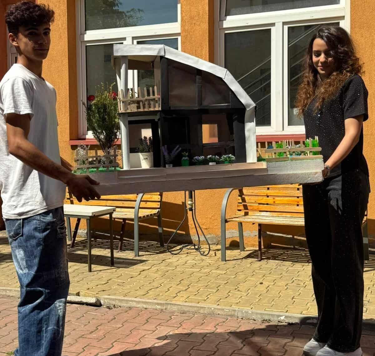 foto cei 2 elevi si macheta