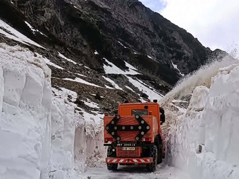 Imagini spectaculoase de pe Transfăgărășan: stratul de zăpadă măsoară și 3 metri / video