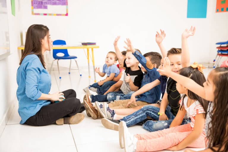 Începe cursa pentru un post la catedră: pe ce specializări sunt cele mai multe locuri disponibile