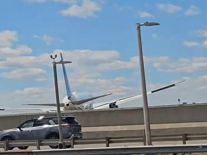 Incident șocant în SUA: avion cu peste 200 de pasageri a lovit un camion la aterizare / video