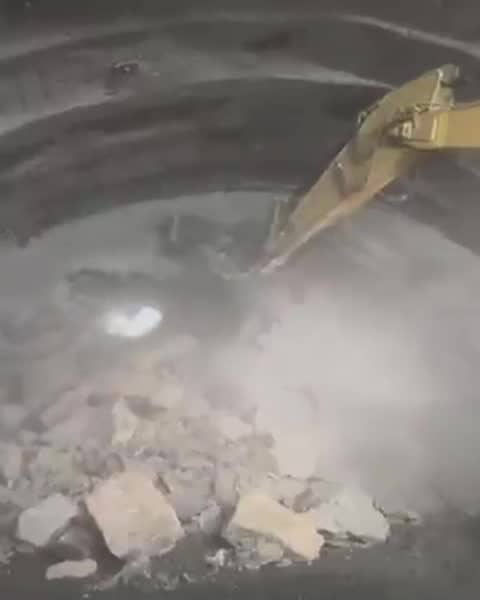 Moment important la autostrada Sibiu – Pitești: a fost străpuns tunelul de la Robești / video