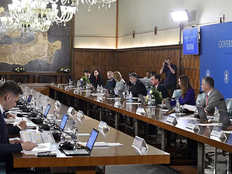Nemulțumiri la Guvern: sindicatul cere prime de 15.000 de lei pentru angajați