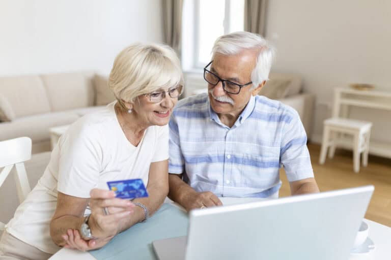 Pensionarii ținta principală a fraudelor online și bancare: noile metode prin care escrocii încearcă să le fure banii