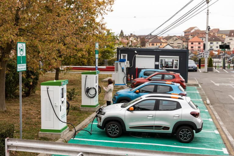 Românii cumpără tot mai multe mașini electrice și hibride: Dacia, Tesla și Toyota domină piața