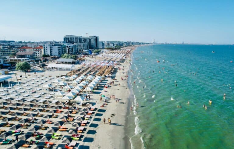 Schimbare importantă pe litoral: minimum 30 la sută din plaje vor rămâne libere pentru turiști