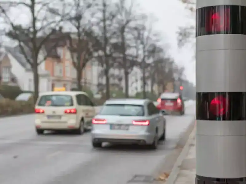 Șofer amendat pe nedrept după ce sistemul radar i-a identificat mașina ca fiind un TIR