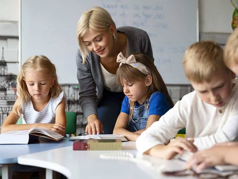 Spor nou pentru profesorii care predau elevilor cu nevoi speciale: până la 15 la sută în plus la salariu
