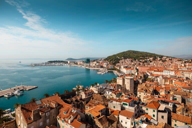 Taxe noi și costuri ascunse pentru turiștii care merg în Grecia, Croația și Muntenegru în 2026