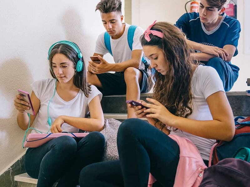 Telefoanele mobile, interzise în școli inclusiv în timpul pauzelor: ce sancțiuni riscă elevii