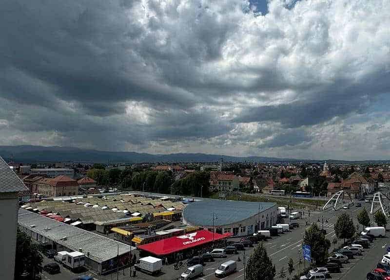 Temperaturile continuă să scadă: cod galben de vânt și lapoviță la munte