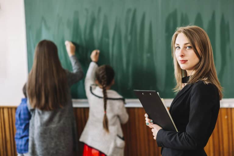 Ultima ordonanță a Guvernului Bolojan: primele dascălilor deblocate