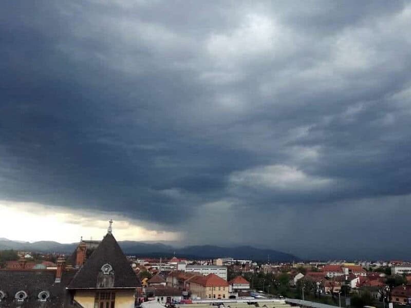 Vânt puternic și grindină anunțate de meteorologi: județele aflate sub cod galben