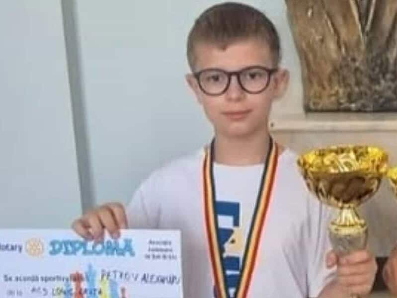 Alexandru Petrov, un șahist de 10 ani din Tulcea a făcut spectacol la Brăila. A câștigat turneul fără înfrângere / foto