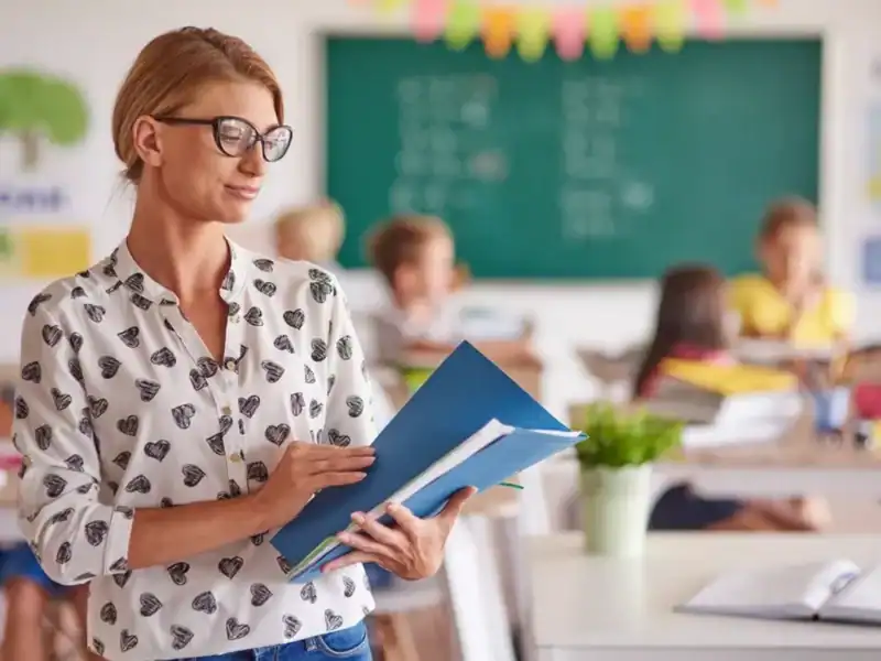 Anunț oficial pentru profesori și bugetari: se acordă vouchere de vacanță de 800 de lei