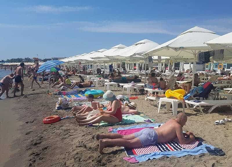 Șezlongurile pe litoralul românesc costă dublu în Mamaia comparativ cu Eforie