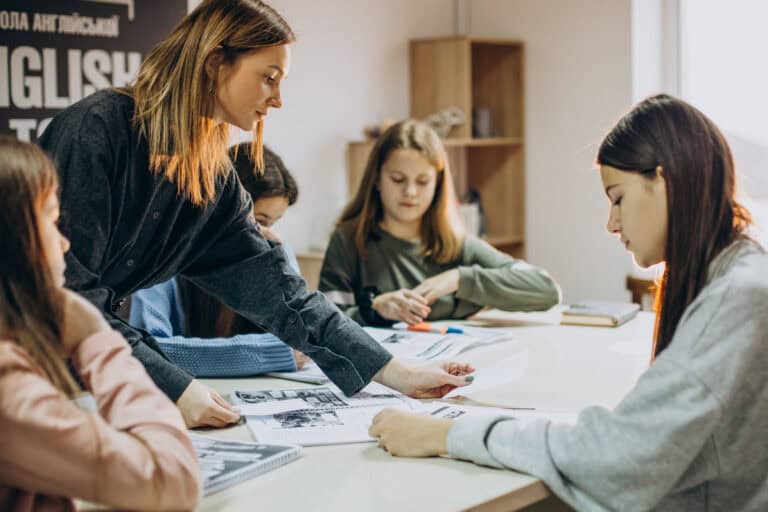 Ce salarii vor avea profesorii din 2027: debutanții câștigă mai mult, dar sindicatele contestă noua grilă