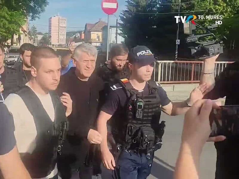 Cristian Pomohaci, reținut de poliție după percheziții: este acuzat de viol asupra unui minor / video