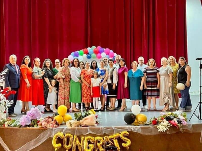 Căminul Cultural din Topolog, neîncăpător la serbarea de sfârșit de an: premii, cântece și dans pe scenă