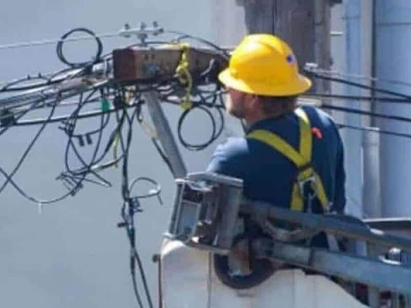 Patru zile cu întreruperi de curent într-o comună din Tulcea. Locuitorii se pregătesc pentru ore întregi fără electricitate