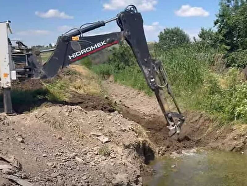 Canal decolmatat la Măcin pentru a preveni inundarea gospodăriilor / video