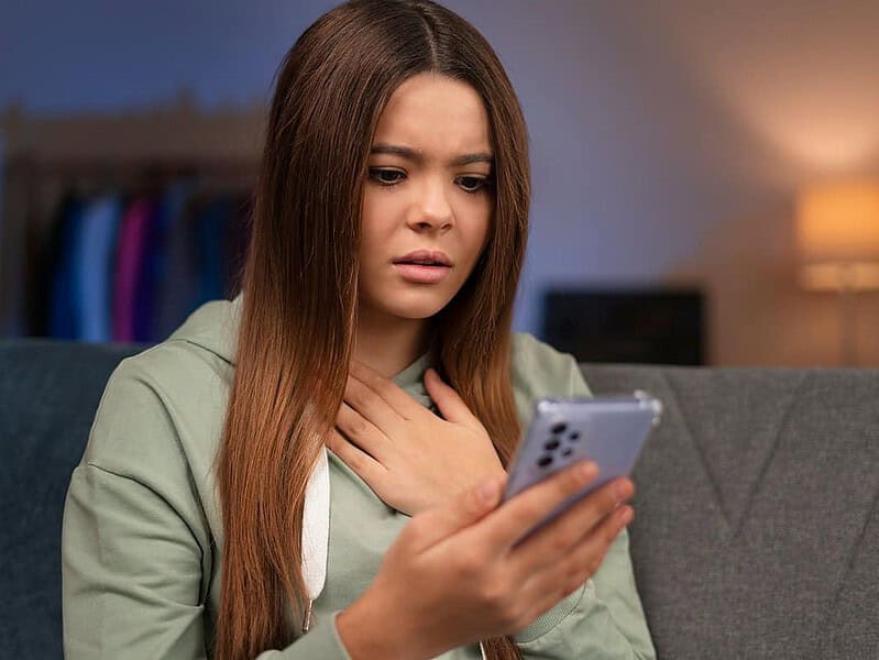 Phishing pe WhatsApp vizează turiștii români cu mesaje false de la hoteluri